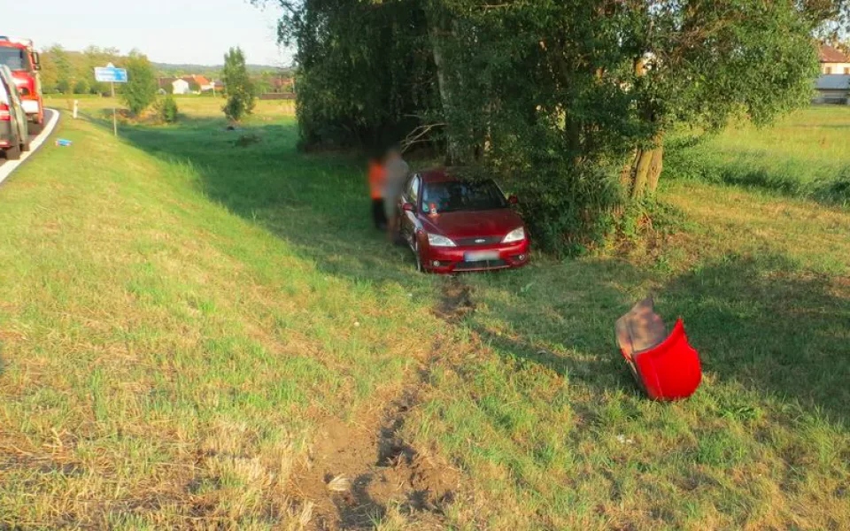 Řidič nedal v křižovatce přednost projíždějícímu vozu, došlo ke kolizi a zranění