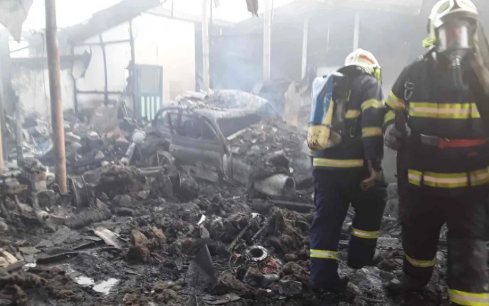 FOTO/VIDEO: Devět jednotek hasičů likvidovalo rozsáhlý požár autodílny