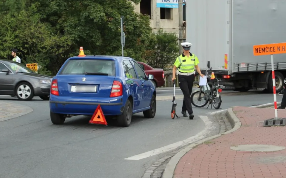 Šedesátiletá řidička přehlédla muže na babetě, srazila ho a skončil v nemocnici
