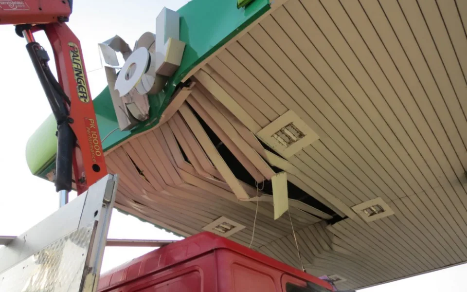 Řidič náklaďáku zapomněl složit hydraulické rameno, promáčkl jím střechu benzínové pumpy
