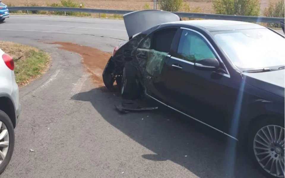 FOTO: U Unčovic se srazil mercedes s obytným vozem, zraněné děti byly převezeny do nemocnice