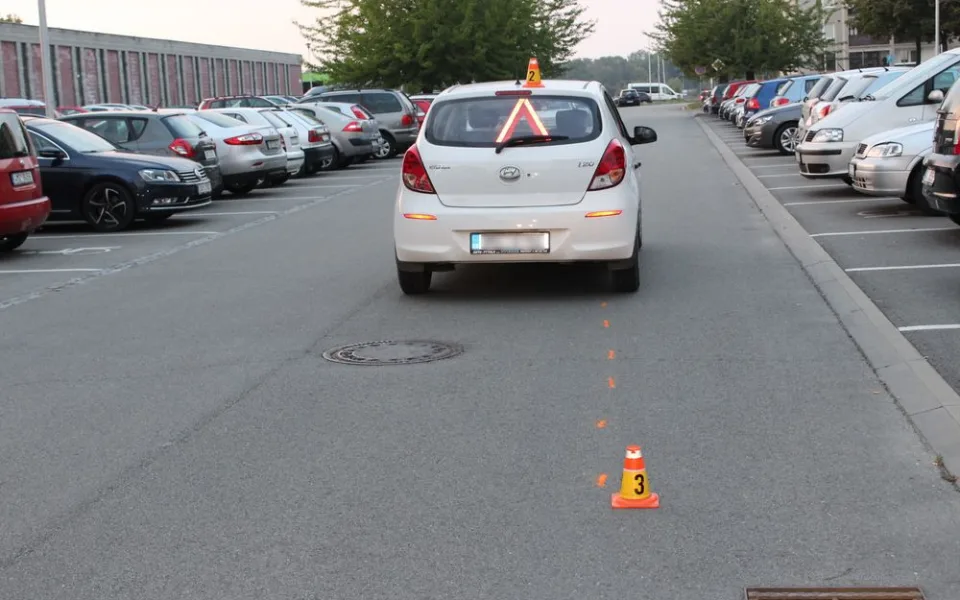 Osmiletý chlapec vběhl pod rozjeté auto, byl převezen do nemocnice