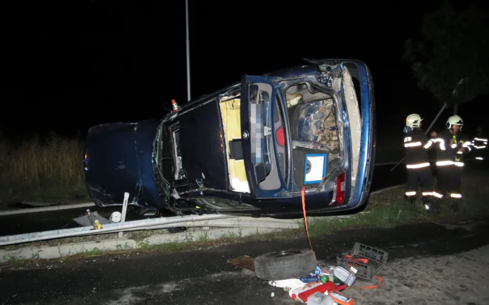 Dvacetiletý řidič nezvládl na mokré silnici své auto, to skončilo převrácené na střeše
