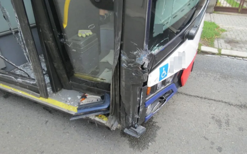 V Olomouci se srazil autobus s osobním autem