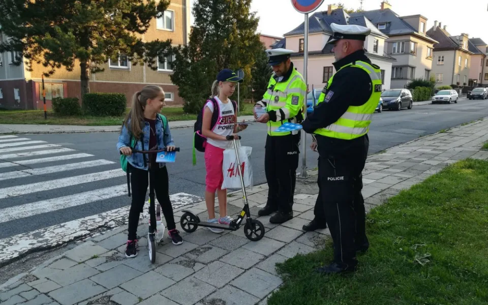 FOTO: Celý týden probíhala u škol policejní akce „Zebra se za Tebe nerozhlédne!“