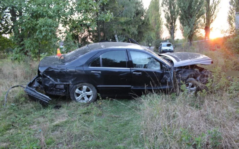 Řidič naboural mercedes a utekl z místa nehody. Auto nejspíš ukradl