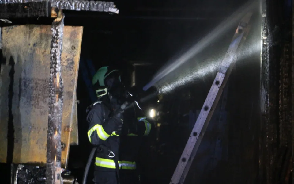 FOTO/VIDEO: Hasiči v noci likvidovali rozsáhlý požár skladu materiálu poblíž ubytovny