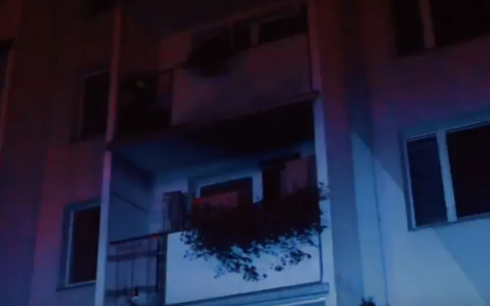 VIDEO: Dnes v noci hořel byt na Lazcích, třicet lidí bylo evakuováno, dva jsou zranění