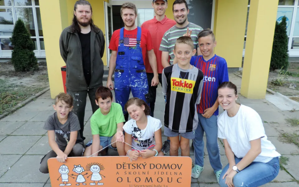 FOTO: Rádio Haná o víkendu vymalovalo v Dětském domově U sportovní haly