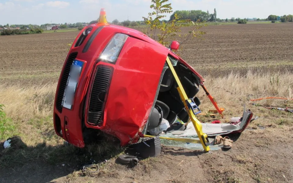 Čtyřiašedesátiletý řidič usnul a převrátil auto na bok. Z vozu ho museli dostat hasiči