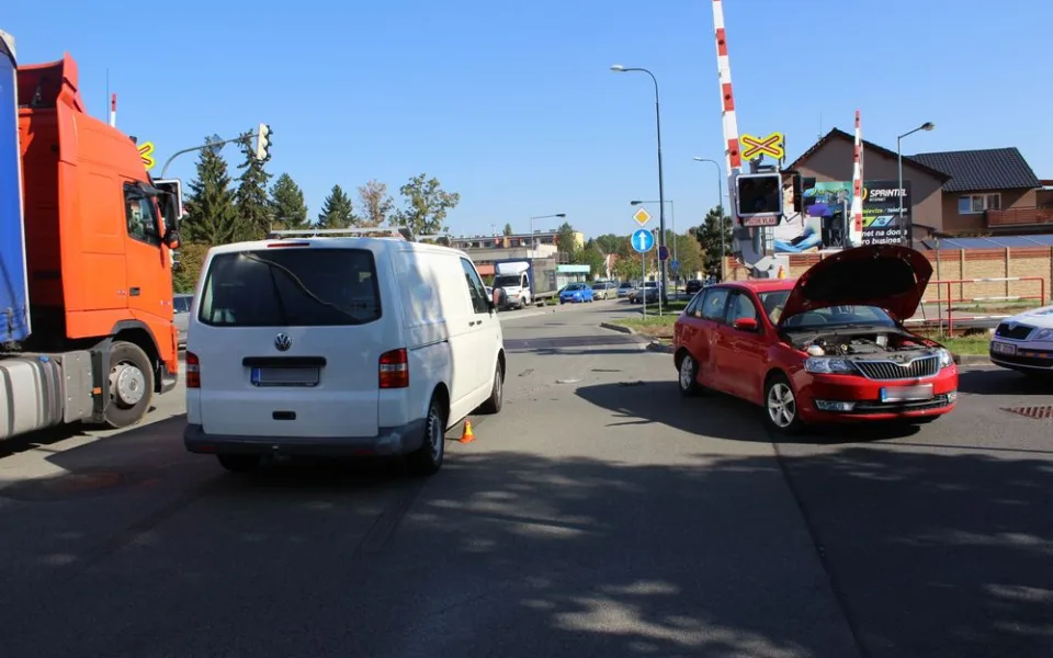 Řidič přes zákaz odbočoval vlevo. Naboural protijedoucí dodávku a jeho spolujezdkyně se zranila