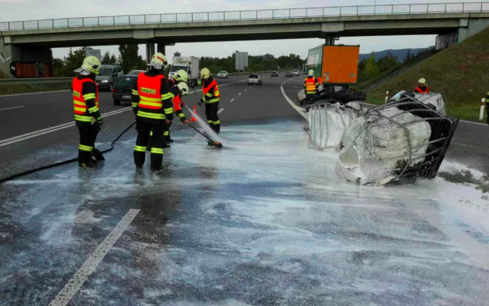 AKTUÁLNĚ: Na dálnici z Olomouce na Ostravu se na silnici vylilo z devíti kubíkových barelů lepidlo
