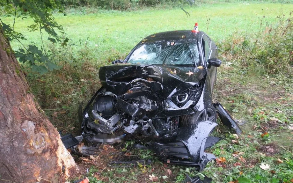 Řidič dostal se svým autem v zatáčce smyk a čelně narazil do stromu. Zranil se on i spolujezdec