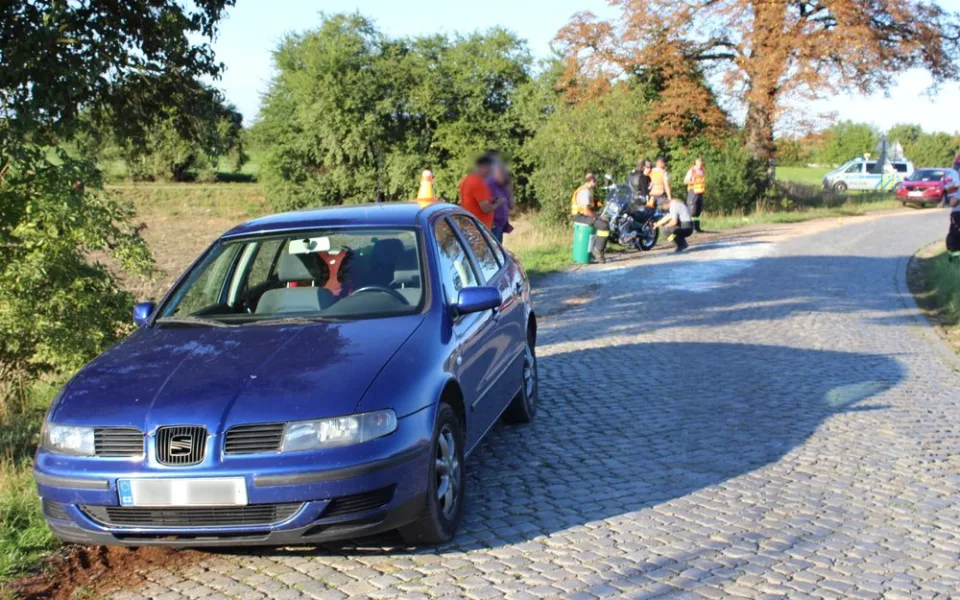 Řidič prorazil olejovou vanu auta. Na oleji uklouzl motorkář, jeho spolujezdkyně skončila v nemocnici