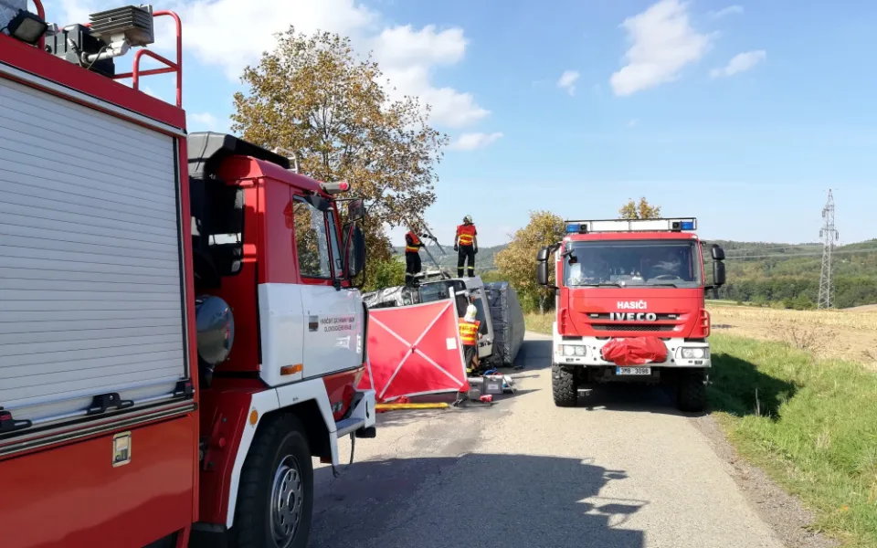 FOTO: Záchranné složky zasahují u převrhnutého náklaďáku, jeho řidič zemřel záklíněn pod kabinou