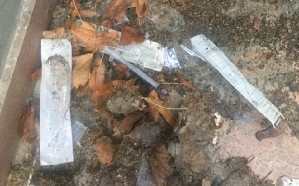 Strážníci jeli na Janského ulici k trojici feťáků, kteří si stříleli dávku přímo na ulici. Na místě našli už jen stříkačky