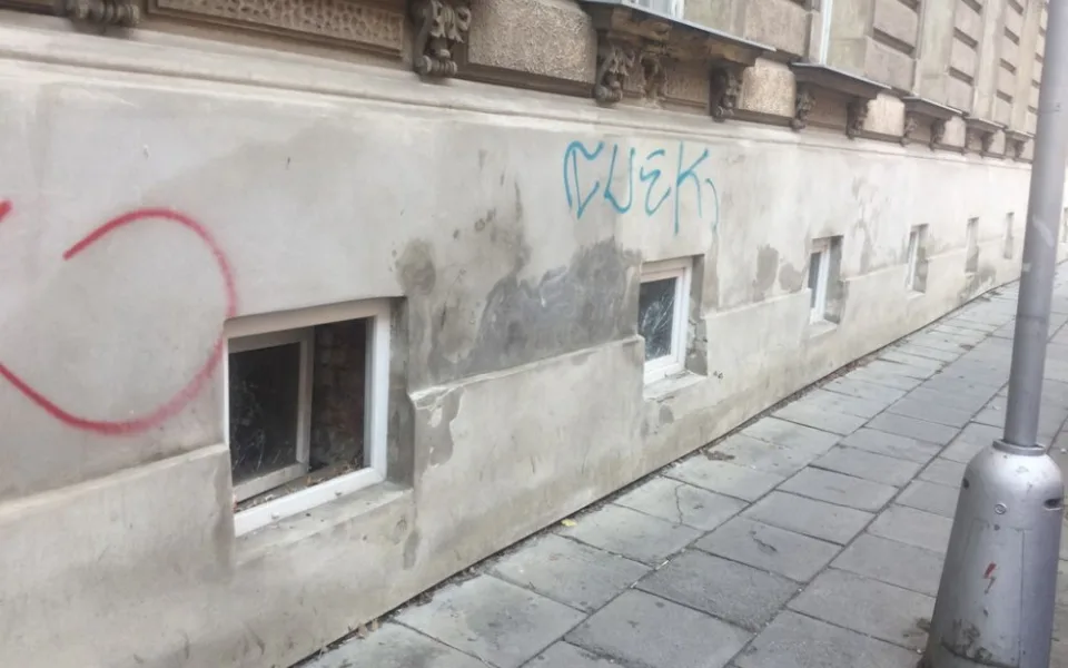 FOTO: Vandal řádil na třídě Svobody, zůstalo po něm několik rozbitých oken