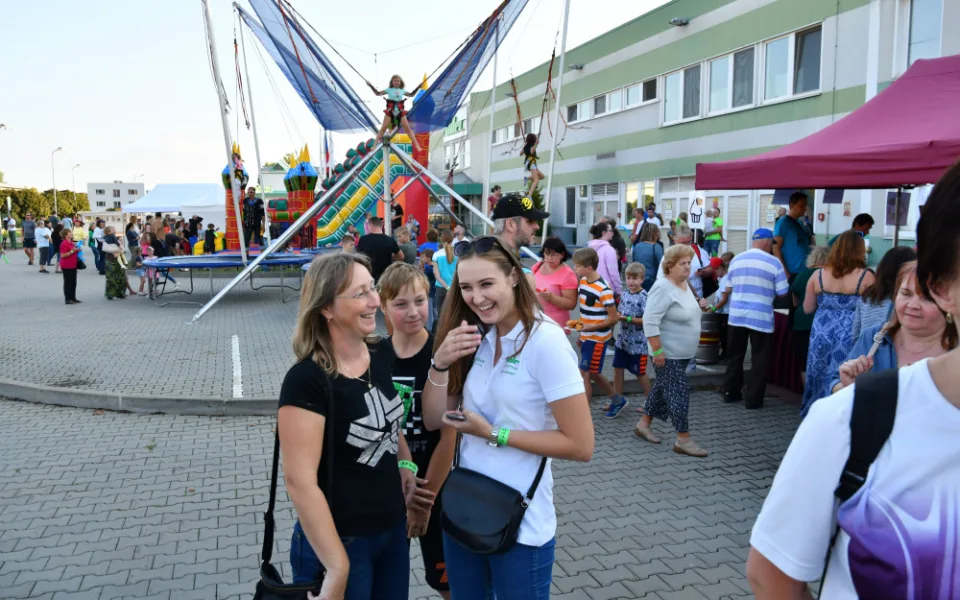 Skákací hrady, Hamleti a ohňostroj. Oslavy v M.L.S. Holice probíhaly ve velkém stylu