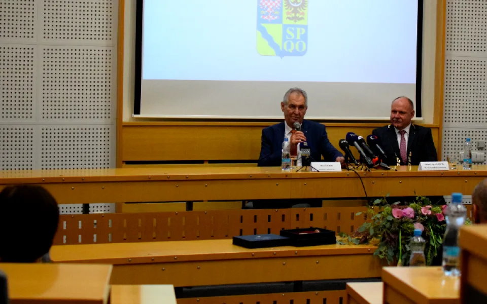 Prezident na úvod návštěvy kraje řekl, že udělí vyznamenání učitelce za záchranu pěti dětí při nehodě
