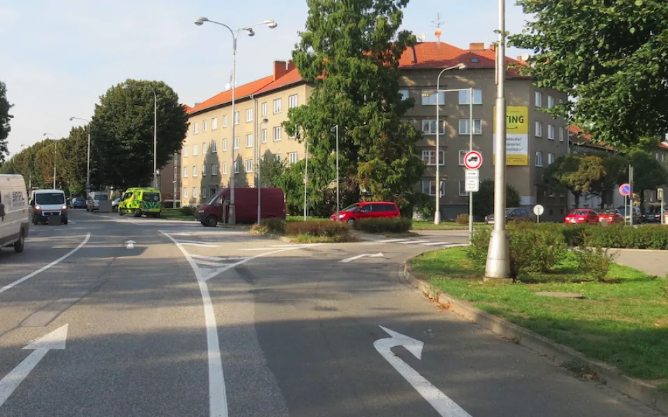 Policie pátrá po řidiči SUV, který zapříčinil zranění cyklisty na křižovatce u Střelnice