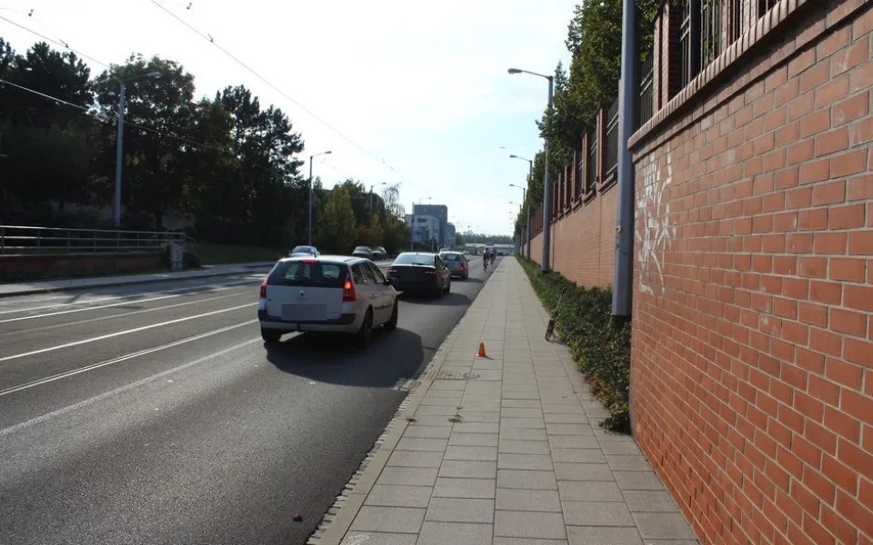 Policie pátrá po dvou výrostcích na kole, kteří srazili na chodníku v Neředíně seniorku a zranili ji