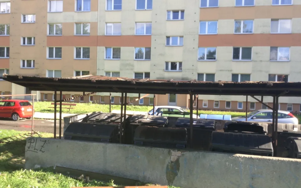 Lidé náhlásili muže, který za vodojemem rozebíral plechovou střechu. Ukázalo se, že je od technických služeb