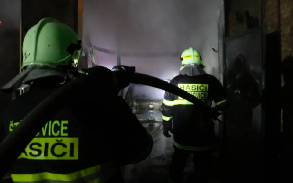 FOTO/VIDEO: Hasiči se v noci potýkali s požárem autodílny, způsobil škodu za dva miliony