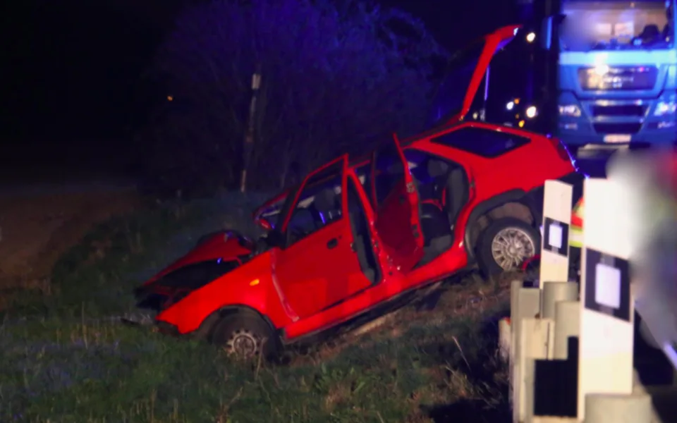 FOTO/VIDEO: Tragická nehoda u Kokor očima hasičů. Na místě zemřel pasažér, čtyři osoby zraněny