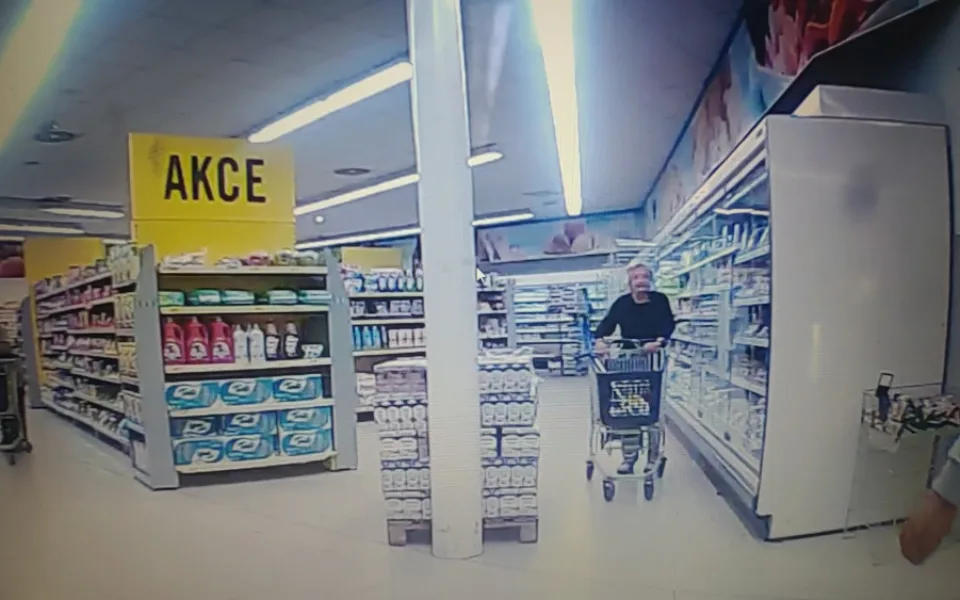 Zloděj okradl ženu v supermarketu o peněženku, ta si ji od něj vzala zpět a teď po ní pátrá policie