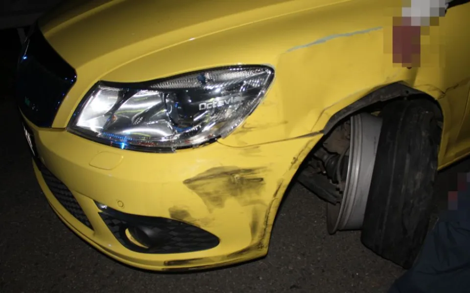Řidič přejel do protisměru, kde naboural protijedoucí auto. Nadýchal tři promile