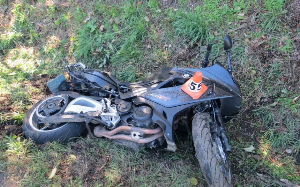 Motocyklista utrpěl zranění při nehodě. Byl letecky transportován do nemocnice