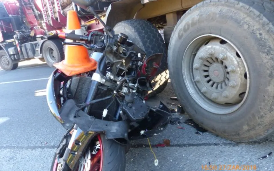 Motorkář kvůli slunci přehlédl kamion, narazil do něj a zranil se