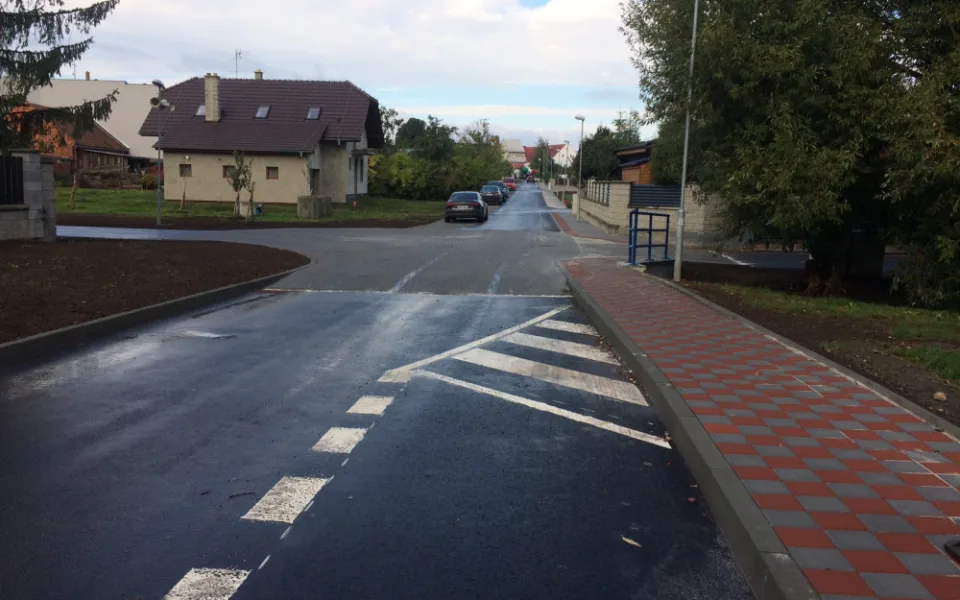 Rybniční ulice v Nedvězí má po čtyřměsíční rekonstrukci novou silnici i chodníky