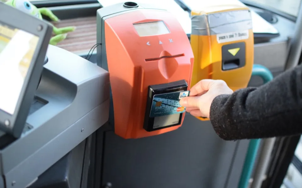 V krajských autobusech jde platit bezkontaktní platební kartou snadno a rychle. Zde je návod, jak na to