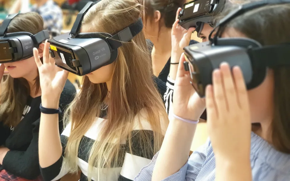 První česká virtuální učebna je v  Šumperku, žáci v ní pomocí virtuální reality zkoumají lidské tělo