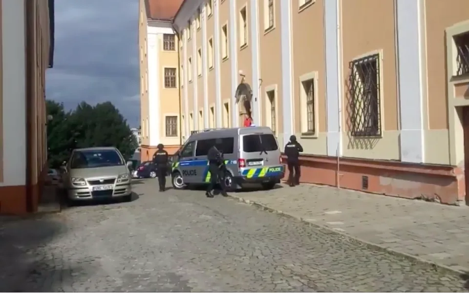 VIDEO: Podívejte se, jak probíhal převoz nejvzácnější české bankovky ozbrojenou eskortou do olomouckého muzea