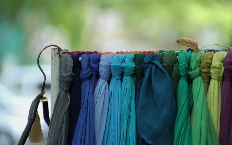 Máte doma nevyužité šátky a kravaty? Darujte je na Šátkový bazar