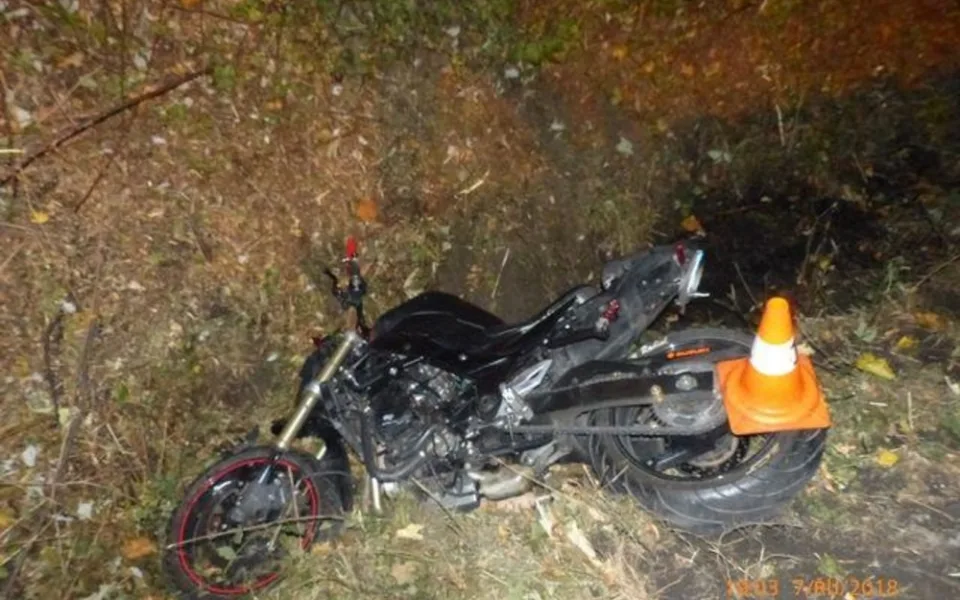 Motorkář, který měl zákaz řízení, havaroval. Pomohli mu kolemjedoucí manželé
