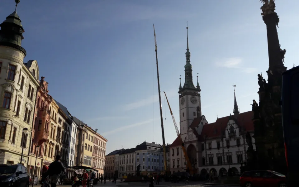 FOTO/VIDEO: Jeřáby na Horním náměstí demontují nejvyšší část radniční věže