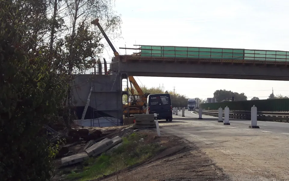 FOTO/VIDEO: Stavba mostu nad dálnicí mezi Olomoucí a Prostějovem nabírá zpoždění