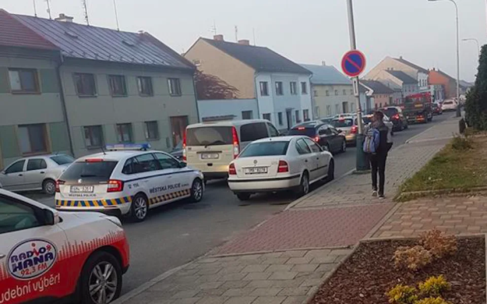 Uzavřela se silnice Chomoutov – Lazce. Řidiči objížďku přes Litovel ignorují, jezdí přes Horku nad Moravou