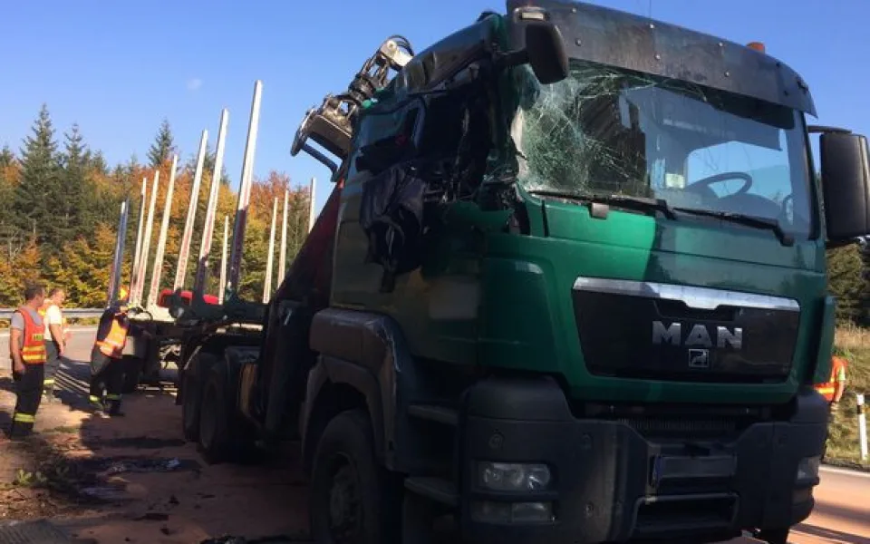 Řidič náklaďáku převážející dřevo havaroval. Vznikla škoda za tři čtvrtě milionu