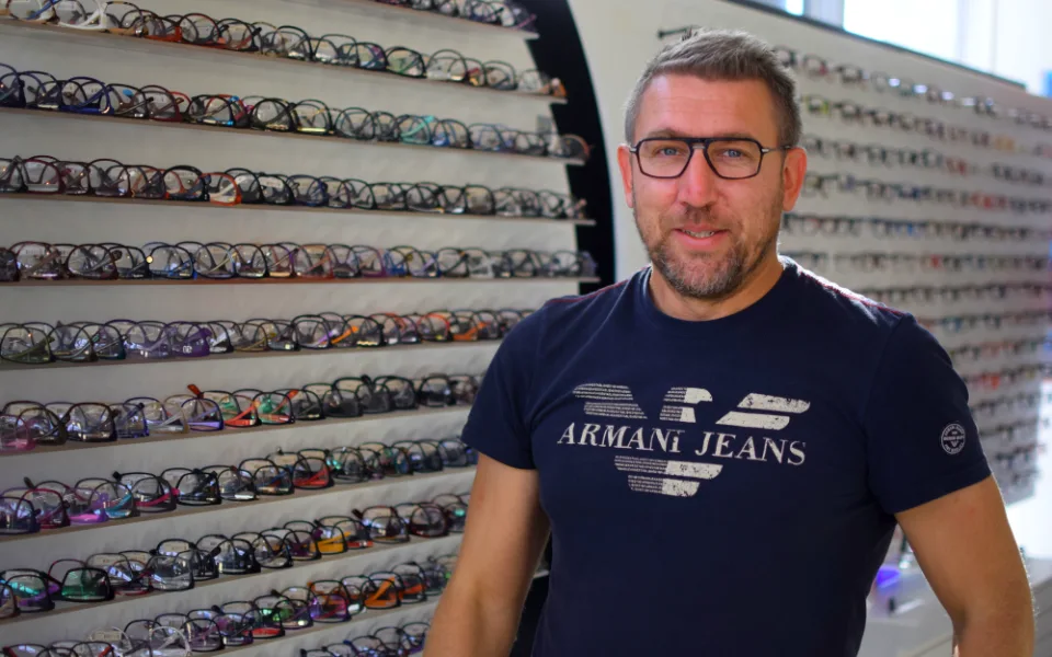 Nepodvádíme lidi falešnými slevami, sázíme na fantastický přístup, říká optometrista Radek Wagner