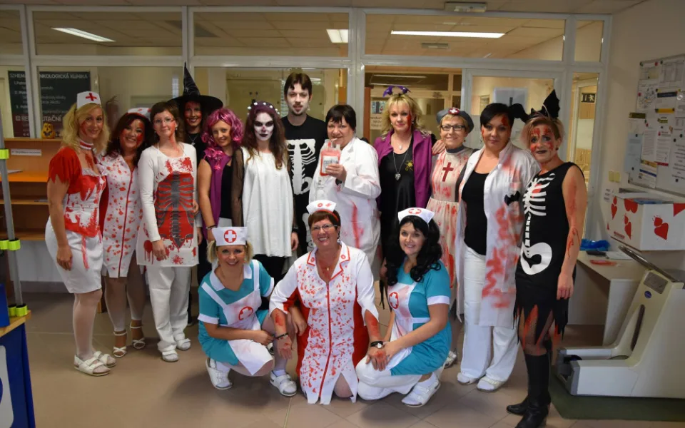 Přijďte darovat krev ve stylu Halloweenu. Odeberou vám ji upíři a strašidla