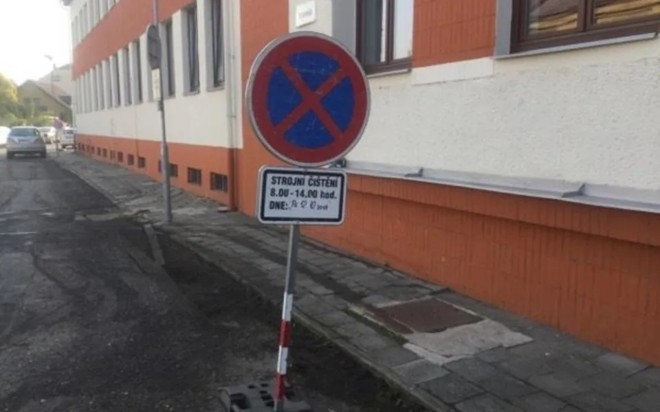 Několik desítek aut stálo na místech, kde mělo probíhat blokové čištění