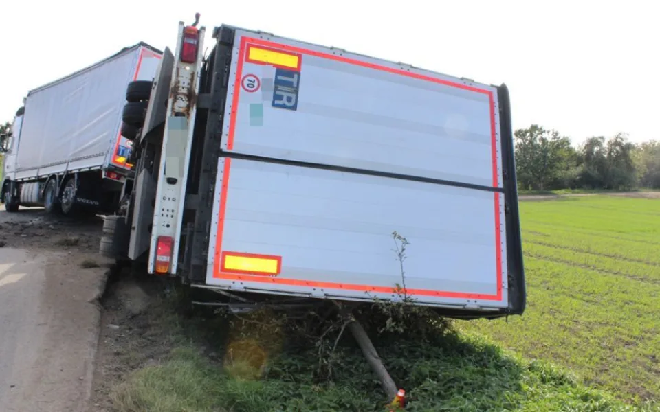 Silnici u Velké Bystřice uzavřelo převrácené nákladní auto, na místě zasahovali hasiči