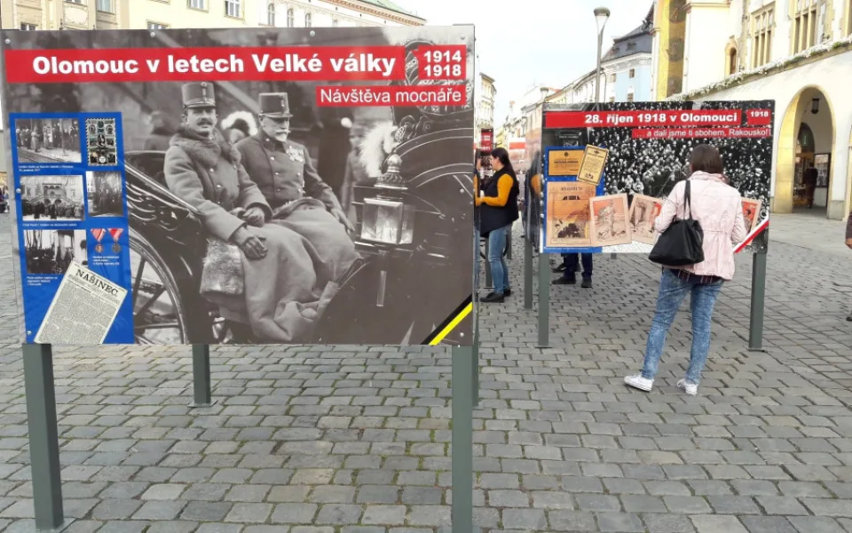 FOTO/VIDEO: Rok 1918 připomínají v Olomouci před radnicí dobové fotky