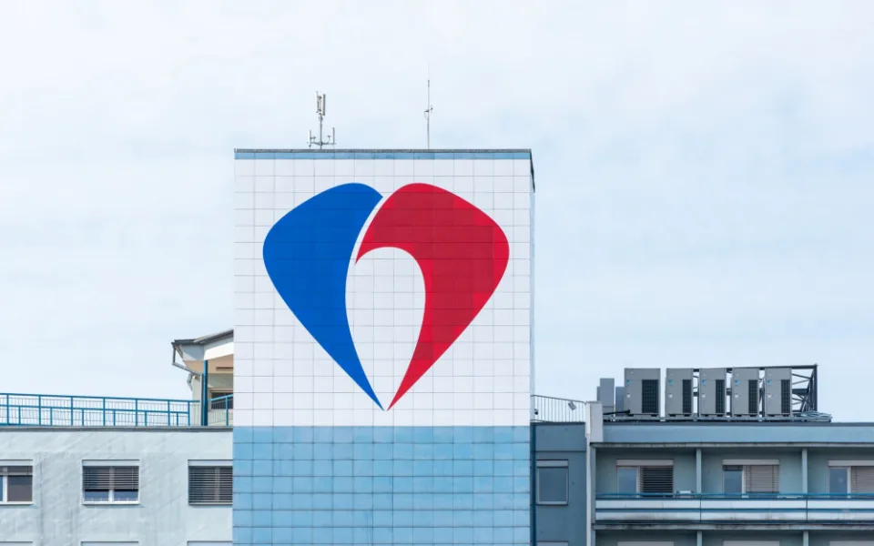 Fakultní nemocnice má nové logo, které uvidíte zdaleka. Už ji nemůžete minout