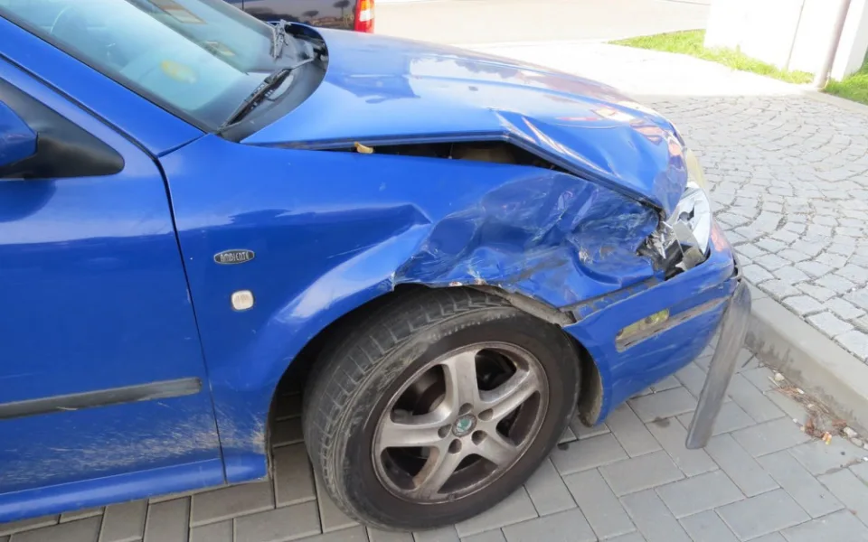 Opilý řidič způsobil nehodu a z místa chtěl ujet. Hrozí mu až tři roky ve vězení