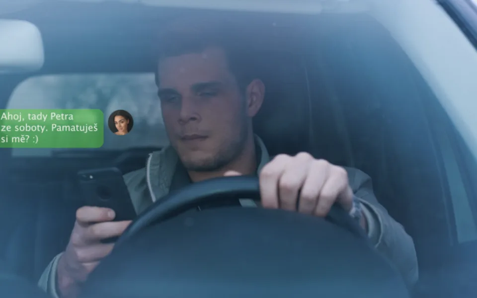 Emotivní videoklip má připomenout, že mobil za volant nepatří
